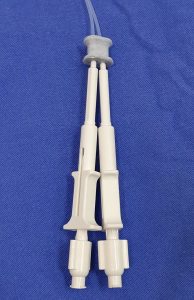 Cateter injetor para cola de fibrina fabricado a partir de bainha de agulha injetora para endoscopia, dispostos paralelamente