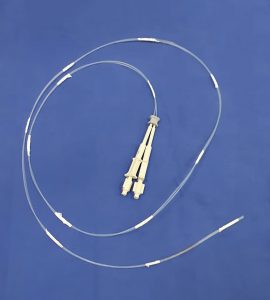 Cateter injetor para cola de fibrina fabricado a partir de bainha de agulha injetora para endoscopia, dispostos paralelamente. Detalhe – fixador de cateter